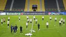Pemain Paris Saint-Germain (PSG) mengikuti sesi latihan jelang laga menghadapi Borussia Dortmund pada matchday 6 Grup F Liga Champions 2023/2024 di Stadion Signal Iduna Park, Rabu (13/12/2023). (AP Photo/Martin Meissner)