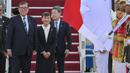 Perdana Menteri Jepang, Shigeru Ishiba (kiri) bersama istri Yoshiko Ishiba saat tiba di Bandara Internasional Soekarno-Hatta, Tangerang, Banten, Jumat 10 Januari 2025. (BAY ISMOYO/AFP)