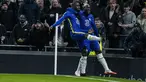 Bek Chelsea, Antonio Rudiger (kiri) diberi selamat oleh penyerang Romelu Lukaku setelah mencetak gol ke gawang Tottenham pada leg kedua semifinal Piala Liga Inggris di Stadion Tottenham Hotspur di London, Kamis (13/1/2022). Chelsea menang tipis atas Tottenham 1-0. (AP Photo/Alastair Grant)