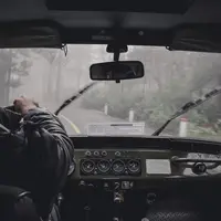 Ilustrasi mengendarai mobil saat hujan. (Photo by Thái An on Unsplash)