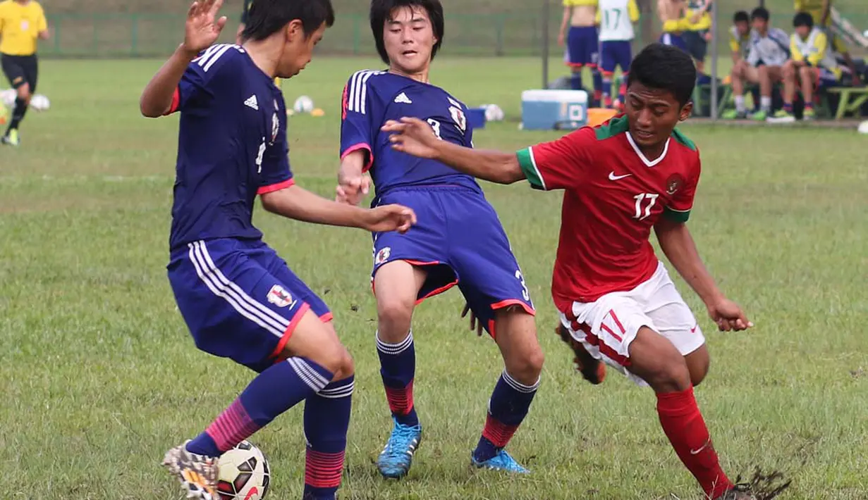 Pemain Indonesia U16 berebut bola dengan pemain  Jepang U16 dalam ujicoba yang digelar di Lapangan Padepokan Voli Indonesia, Sentul, Bogor. Selasa (15/4)