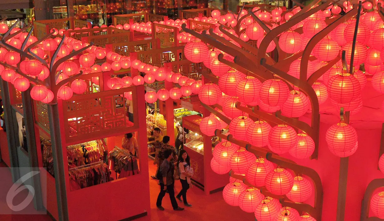 Sejumlah pusat perbelanjaan memasang lampion untuk menyambut Perayaan Imlek, Jakarta, Jumat (20/1). Nuansa merah dan ornamen khas Negeri Tiongkok sangat terasa di tempat ini. (Liputan6.com/Angga Yuniar)