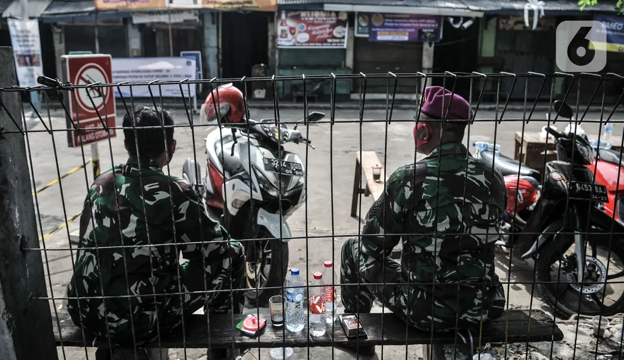 Personel TNI berjaga saat penutupan sementara Pasar Cempaka Putih, Jakarta, Senin (13/7/2020). Perumda Pasar Jaya menutup sementara Pasar Cempaka Putih selama tiga hari ke depan mulai hari ini. (merdeka.com/Iqbal S. Nugroho)