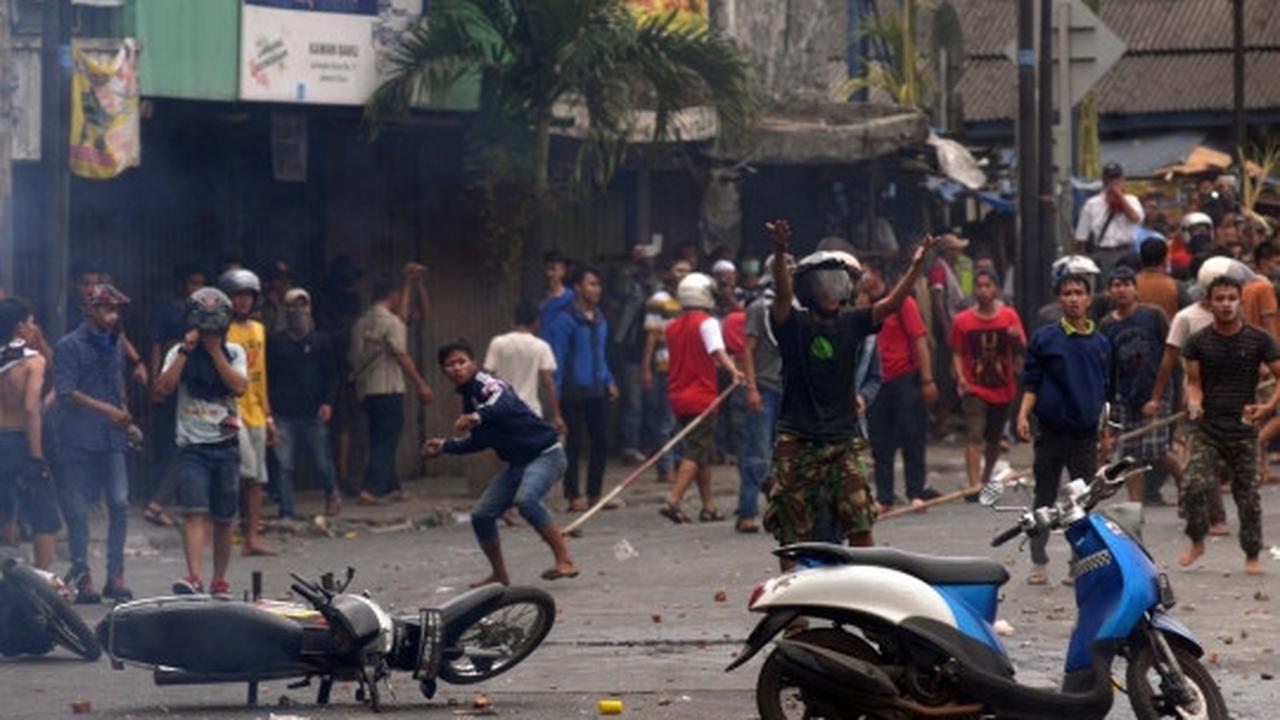 Amukan ratusan warga Kampung Pulo lawan Satpol PP dan polisi