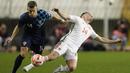 Gelandang Kroasia Ivan Perisic (kiri) berebut bola dengan bek Wales Connor Roberts pada laga pertama Grup D Kualifikasi Piala Eropa 2024 di Stadion Poljud, Minggu (26/3/2023) dini hari WIB. (AP Photo/Darko Bandic)