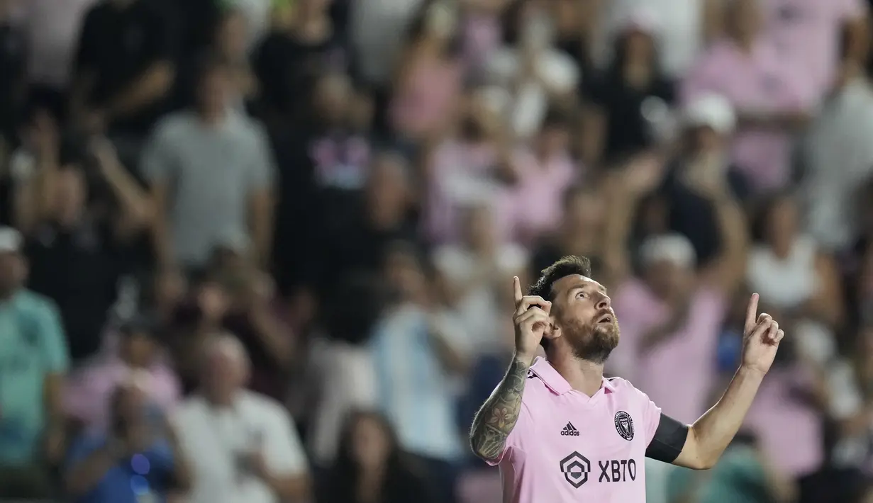 Penyerang Inter Miami Lionel Messi (10) berselebrasi setelah mencetak gol ke gawang Orlando City pada 32 besar South 3 League Cup 2023 di DRV PNK Stadium, Kamis (3/8/2023). (AP Photo/Rebecca Blackwell)