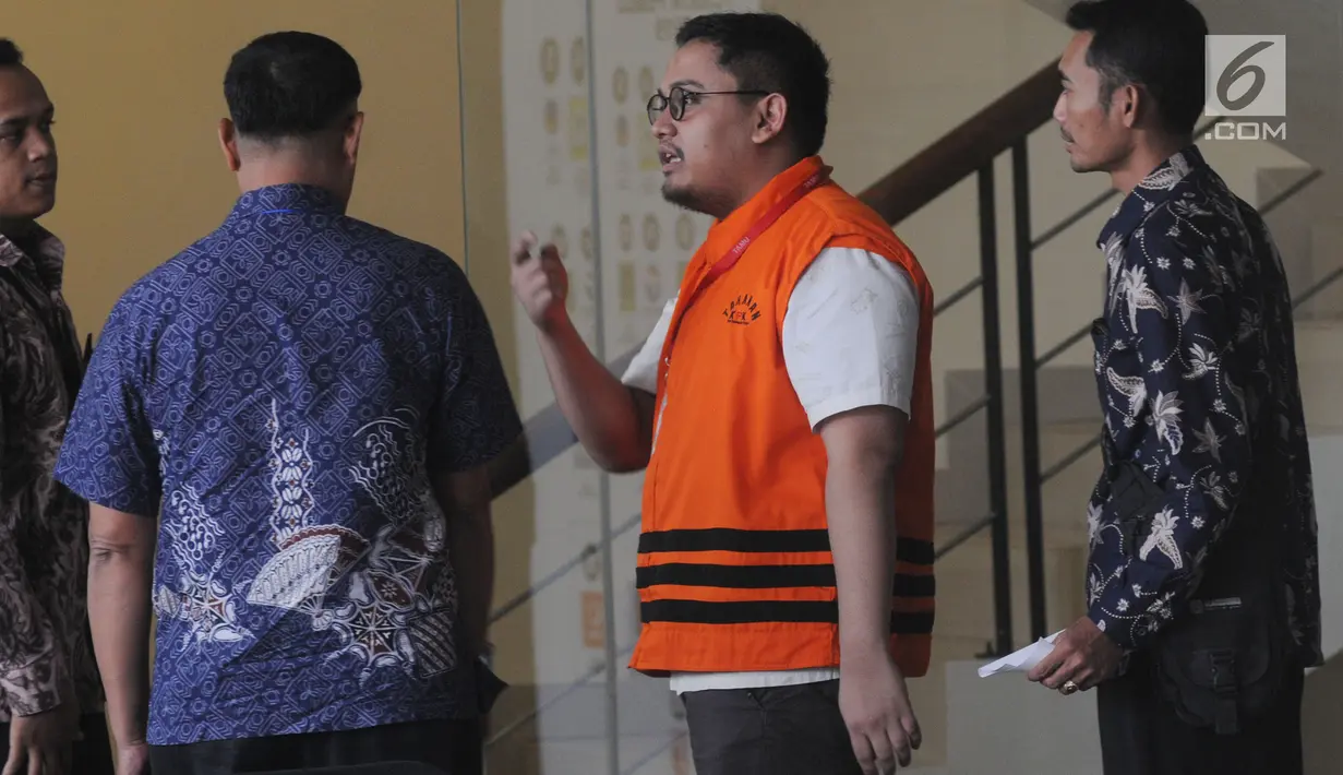 Pengacara Arif Fitrawan (rompi oranye) tiba untuk menjalani pemeriksaan di gedung KPK, Jakarta, Rabu (12/12). Arif Fitrawan diperiksa sebagai tersangka dugaan suap penanganan perkara di Pengadilan Negeri Jakarta Selatan. (Merdeka.com/Dwi Narwoko)