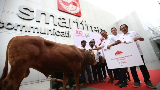 Memperingati Hari Raya Idul Adha 1443H, Smartfren bersama Yayasan Muslim Sinar Mas (YMSM) menyerahkan hewan kurban kepada masyarakat. (Dok Sinar Mas)