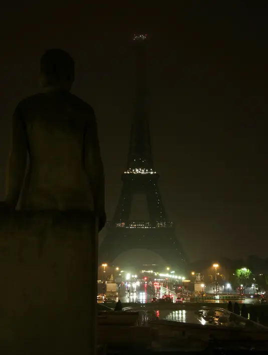 Pemandangan lampu Menara Eiffel yang dipadamkan di Paris, Senin (2/10). Turut berdukacita terhadap penembakan massal di Las Vegas, Amerika Serikat, lampu Menara Eiffel dimatikan sebagai penghormatan kepada para korban. (Zakaria ABDELKAFI / AFP)