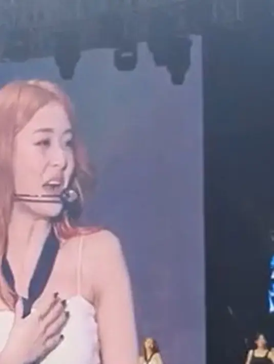 Huh Yunjin di konser Le Sserafim di Jakarta, Selasa (3/10/2023). [Foto: Lanny Kusuma/Fimela]