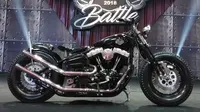 Harley-Davidson bergaya Bobber Softail sabet gelar Best of the Best di Suryanation Motorland Battle 2018 seri Makassar. (Septian/Liputan6.com)