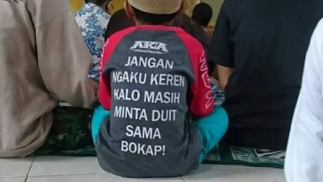 6 Tulisan di Belakang Kaus Bocah Ini Kocak, Bikin Nyengir