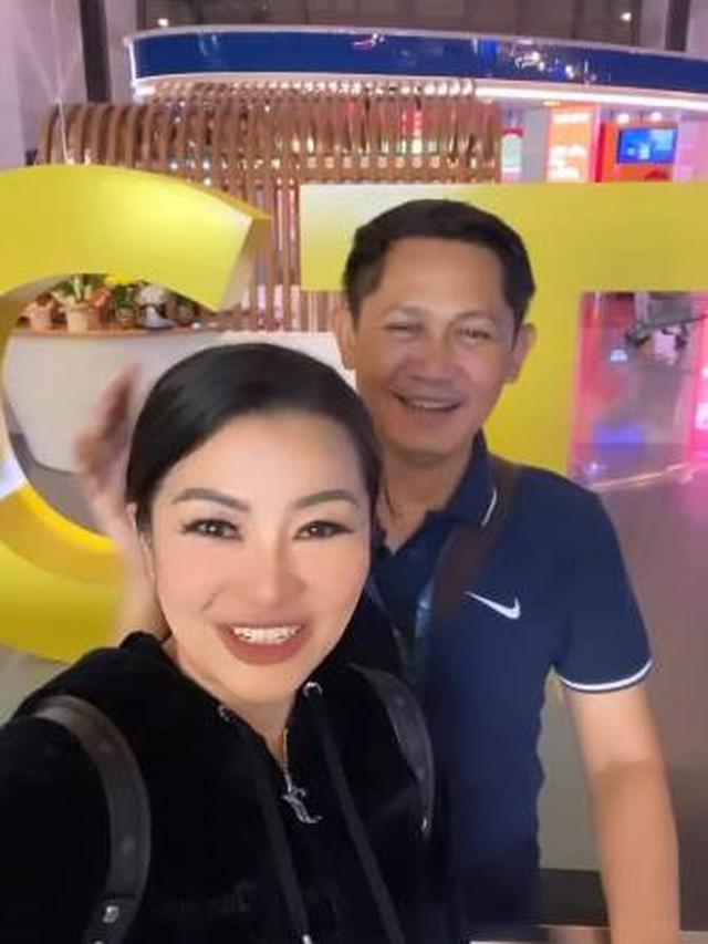 Lepas Rasa Rindu, Ini 7 Potret Fitri Carlina Susul Suami yang Jadi Pilot di Oman