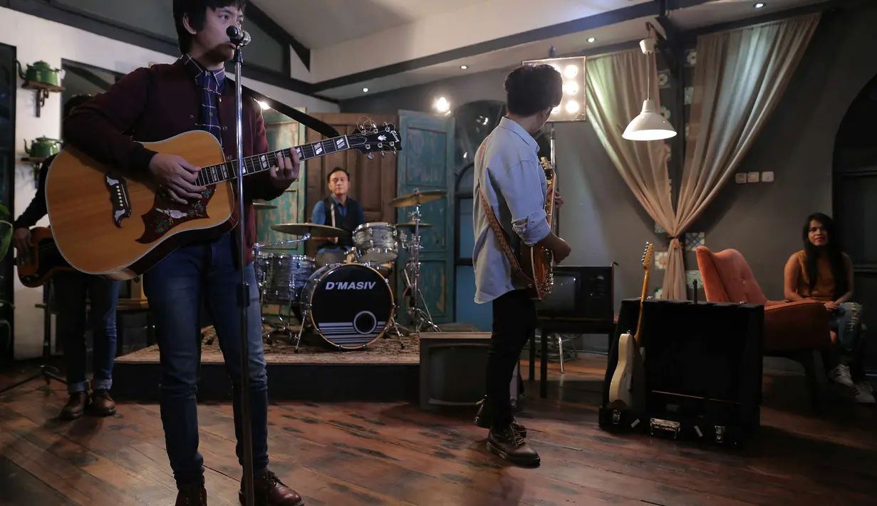 Teknik 360 derajat diterapkan dalam pembuatan video klip Dengarlah Sayang. Hal itu dikatakan oleh sutradara Dimas Brodjonegoro yang menggarap pembuatan video klip d'Masiv. (Andy Masela/Bintang.com)