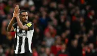 Penyerang Newcastle United asal Swedia bernomor punggung 14, Alexander Isak, bertepuk tangan saat meninggalkan lapangan dalam pertandingan final Piala Liga Inggris antara Liverpool dan Newcastle United di Stadion Wembley, London barat laut, pada 16 Maret 2025. (Glyn KIRK/AFP)