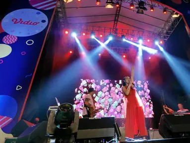 Penyanyi jazz Andien Aisyah tampil di panggung acara Vidio Fair 2.0 yang digelar di Mall Gandaria City, Jakarta Selatan, Sabtu (3/11). Vidio Fair 2.0 kali ini mengambil tema One Stop Event You Can Get. (Liputan6.com/Herman Zakharia)