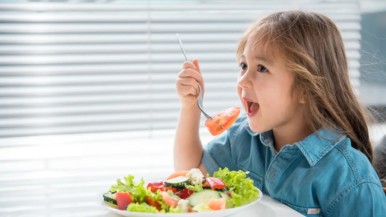 anak makan