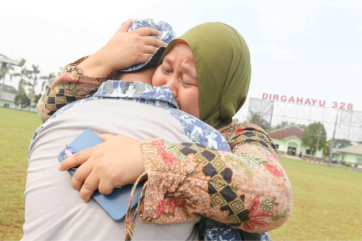 Pelajar 'Lulus' Pendidikan Barak Militer Dedi Mulyadi Langsung Sujud di Kaki Ibu