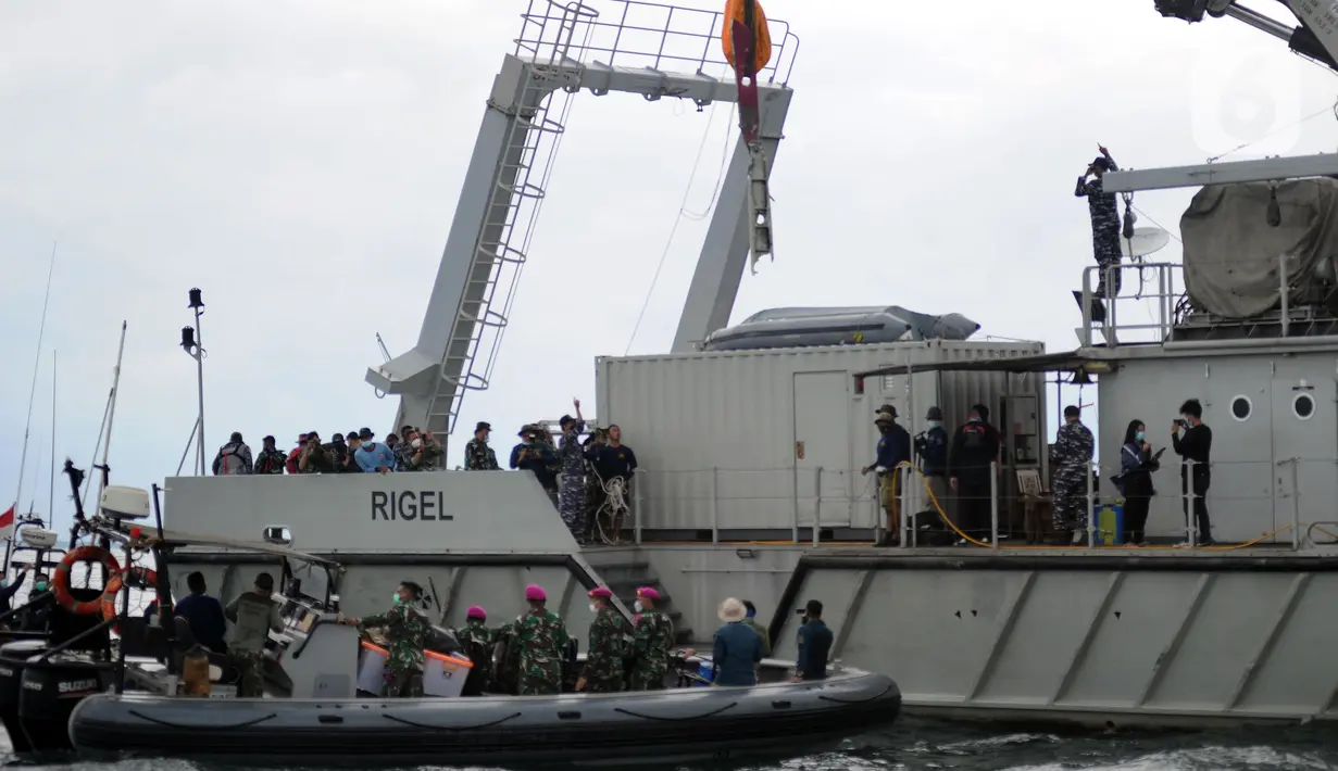 Tim SAR gabungan mengangkat serpihan pesawat Sriwijaya Air SJ 182 menggunakan crane dari KRI Nigel di perairan Kepulauan Seribu, Jakarta, Minggu (10/1/20221). Sriwijaya Air SJ 182 hilang kontak dalam penerbangan dari Jakarta menuju Pontianak. (merdeka.com/Arie Basuki)
