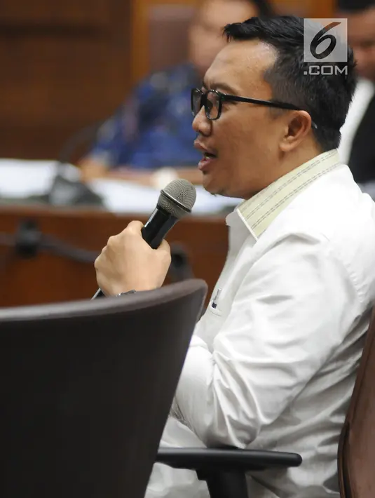 Menpora Imam Nahrawi saat menjadi saksi di Pengadilan Tipikor, Jakarta, Senin (29/4/2019). Dalam sidang lanjutan kasus dugaan suap dana hibah KONI, Menpora yang mendapat giliran kedua mengaku tidak pernah tahu nominal dana hibah yang diberikan Kemenpora kepada KONI. (Liputan6.com/Herman Zakharia)