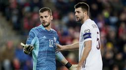 Roberts Ozols. Kiper Latvia berusia 26 tahun yang kini memperkuat FC Riga, mencatat 37 kali saves dan kebobolan 7 gol dari total 7 laga di Kualifikasi Piala Dunia 2022 Grup G. Dengan koleksi 9 poin dari 10 laga, Latvia berada di posisi ke-5, di atas Gibraltar. (AFP/Stian Lysberg Solum)