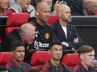 Cristiano Ronaldo mengawali laga perdana Premier League 2022/2023 bersama Manchester United dari bangku cadangan. Ia pun menunjukkan ekspresi kesal dan kekecewaan. (AP via PA/Ian Hodgson)