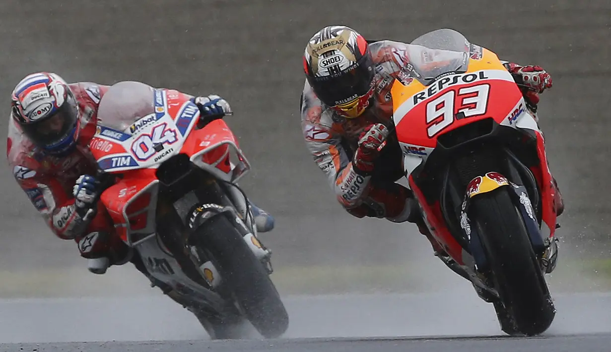 Pebalap Ducati, Andrea Dovizioso dan pebalap Repsol Honda, Marc Marquez, saat balapan MotoGP Jepang di Sirkuit Motegi, Minggu (15/10/2017). Andrea Dovizoso menyelesaikan balapan dengan catatan waktu 47 menit 14,236 detik. (AP/Shizuo Kambayashi)