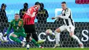 Pemain AC Milan, Theo Hernandez, melepaskan tendangan ke gawang Juventus dalam laga semifinal Supercoppa Italiana 2024 di Al Awwal Park, Riyadh, Sabtu (4/1/2025) dini hari WIB. (AP Photo/Altaf Qadri)