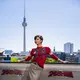 Dalam rangkaian tur promosi film Spider-Man: Brand New Day di Berlin, aktris berusia 29 tahun itu tampil dengan gaya kasual yang tetap sarat karakter mengenakan busana dari koleksi Coach Fall 2026. [Dok/Coach].