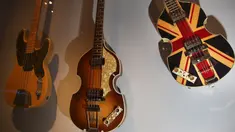 Gitar, termasuk bass yang  digunakan oleh Paul McCartney untuk merayakan 'Diamond Jubilee' Ratu Elizabeth pada pameran Play It Loud: Instruments of Rock & Roll di Metropolitan Museum of Art di New York, 1 April 2019. Pameran ini dibuka untuk umum mulai 8 April hingga 1 Oktober 2019. (AP/Seth Wenig)