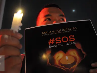 Aktivis menyalakan lilin di Tugu Proklamasi, Jakarta, Jumat (13/5) Malam Solidaritas untuk Korban Kekerasan Seksual dilakukan sekaligus untuk memperingati 40 hari tragedi Wafatnya YY. (Liputan6.com/Helmi Afandi)