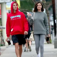 Meski belum resmi balikan, ini 5 foto kebersamaan Justin Bieber dan Selena Gomez (Sumber Foto: INSTAR Images/USMagazine.com)