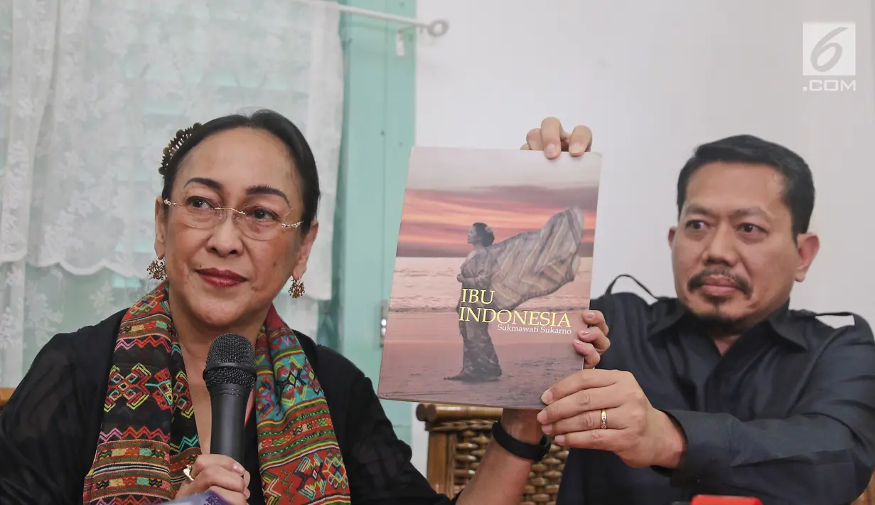 Budayawati, Sukmawati Soekarnoputri menunjukkan buku "Ibu Indonesia" saat jumpa pers di kawasan Cikini, Jakarta, Rabu (4/4). (Liputan6.com/Herman Zakharia)