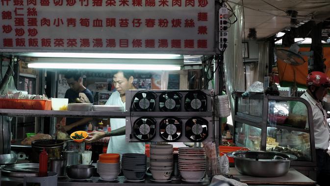 Mantan gangster Taiwan, Yen Wei-shun menyiapkan mi di kedai usaha keluarganya di pasar tradisional New Taipei City, 4 September 2018. Dukungan keluarga dan apresiasi orang-orang yang telah dibantunya ikut mengarahkan Yen ke jalan yang benar. (SAM YEH/AFP)