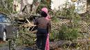 Anggota keluarga saling menghibur di luar rumah mobil yang rusak di Flatwood, Alabama (30/11/2022). Badai Tornado melanda daerah tersebut yang mengakibatkan dua orang tewas di komunitas Flatwood di utara kota Montgomer. (AP Photo/Butch Dill)