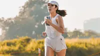 Masih dalam olahraga lari, kali ini Gisel tampil serba putih. Dalam media sosialnya Gisel mengatakan bahwa ia senang menggeluti olahraga lari untuk membakar kalori. [Instagram/gisel_la]