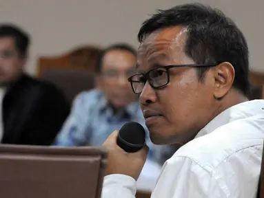 Pemred Indopos, Muhammad Noer Sardono alias Don Kardono menjadi saksi di Pengadilan Tipikor dengan terdakwa Jero Wacik, Jakarta, Senin (16/11/2015). Don Kardono membenarkan adanya dana untuk biaya pencintraan Jero Wacik. (Liputan6.com/Helmi Afandi)