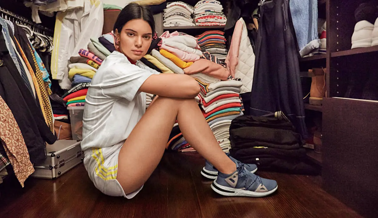 Tumpukan baju yang meggunung dan tak terlalu tertata itu terlihat menjadi background foto Kendall Jenner. (US Magazine/Adidas)