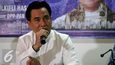 Bakal Calon Gubernur DKI Jakarta Yusril Ihza Mahendra memaparkan visi misinya saat berkunjung ke Kantor DPP PAN, Jakarta, Jumat (17/6). (Liputan6.com/Johan Tallo)