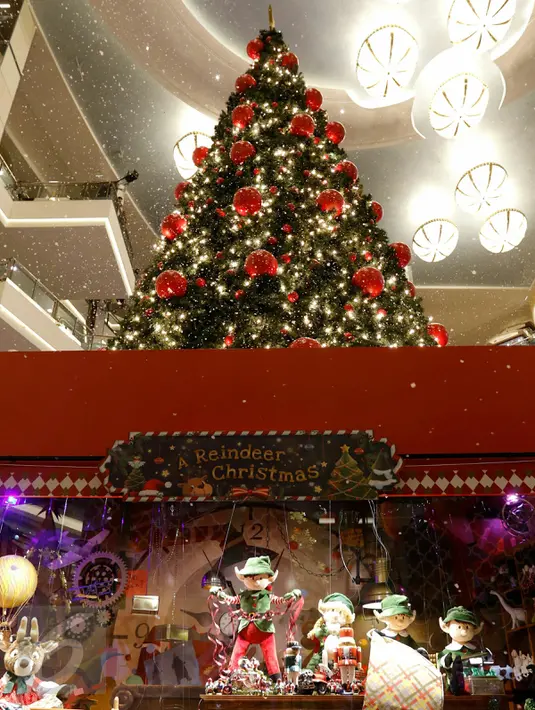 Pohon natal setinggi 19 meter dihadirkan di Mal Taman Anggrek, Jakarta, Kamis (19/11). Mal Taman Anggrek menghadirkan suasana Natal lebih awal dengan atraksi boneka bergerak dan pohon natal setinggi 19 m. (Liputan6.com/Yoppy Renato)