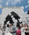 Pemeran film dan sinetron Dion Wiyoko resmi melepas masa lajangnya. Janji suci pernikahannya dengan Fiona Anthony berlangsung khidmat di Bali pada Jumat (1/9). (Instagram/dionfiona)
