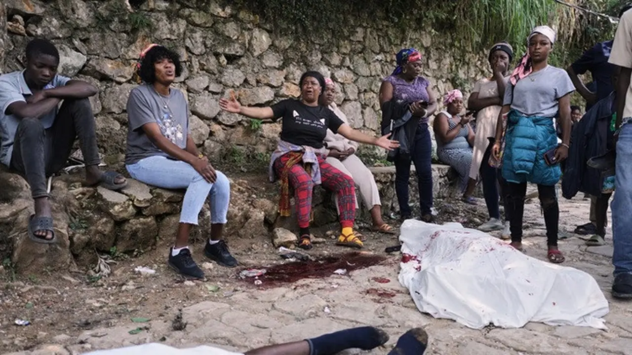 Warga berkumpul di dekat jenazah kerabat mereka yang tewas dalam serangan geng di kawasan Kenscoff, Port-au-Prince, Haiti, Senin (24/8/2026).