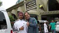 Asisten Pelatih Timnas Indonesia, Wolfgang Pikal (kanan) berfoto dengan warga usai salat Jumat di Yamie Unmuttageen Mosque, Thailand (16/12). Indonesia akan melakoni final kedua Piala AFF 2016 melawan Thailand. (Liputan6.com/Helmi Fithriansyah)