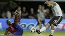 Pemain Argentina, Sergio Aguero melepaskan tembakan melewati pemain Haiti, Alex Junior Christian pada laga uji coba di Buenos Aires, Argentina, (29/5/2018). Argentina menang 4-0. (AP/Victor R. Caivano)