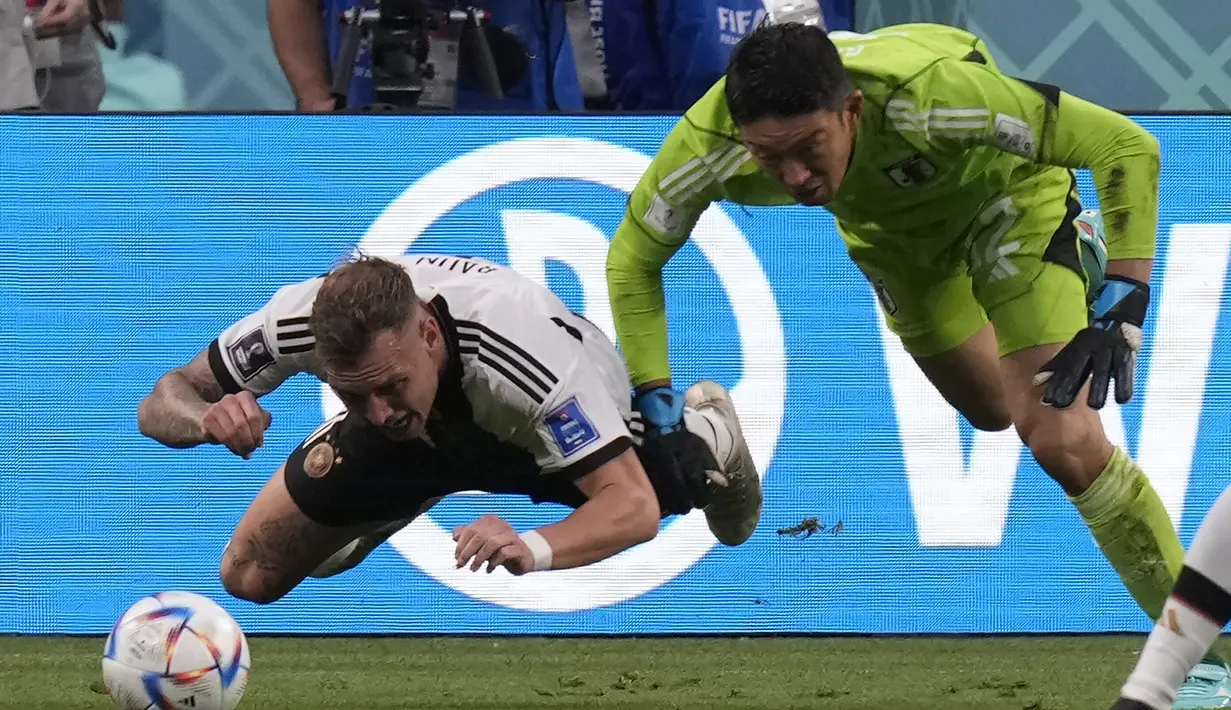 Hukuman penalti diberikan usai kiper Jepang, Shuici Gonda kedapatan menjatuhkan pemain Jerman, David Raum di dalam kotak penalti. (AP/Eugene Hoshiko)