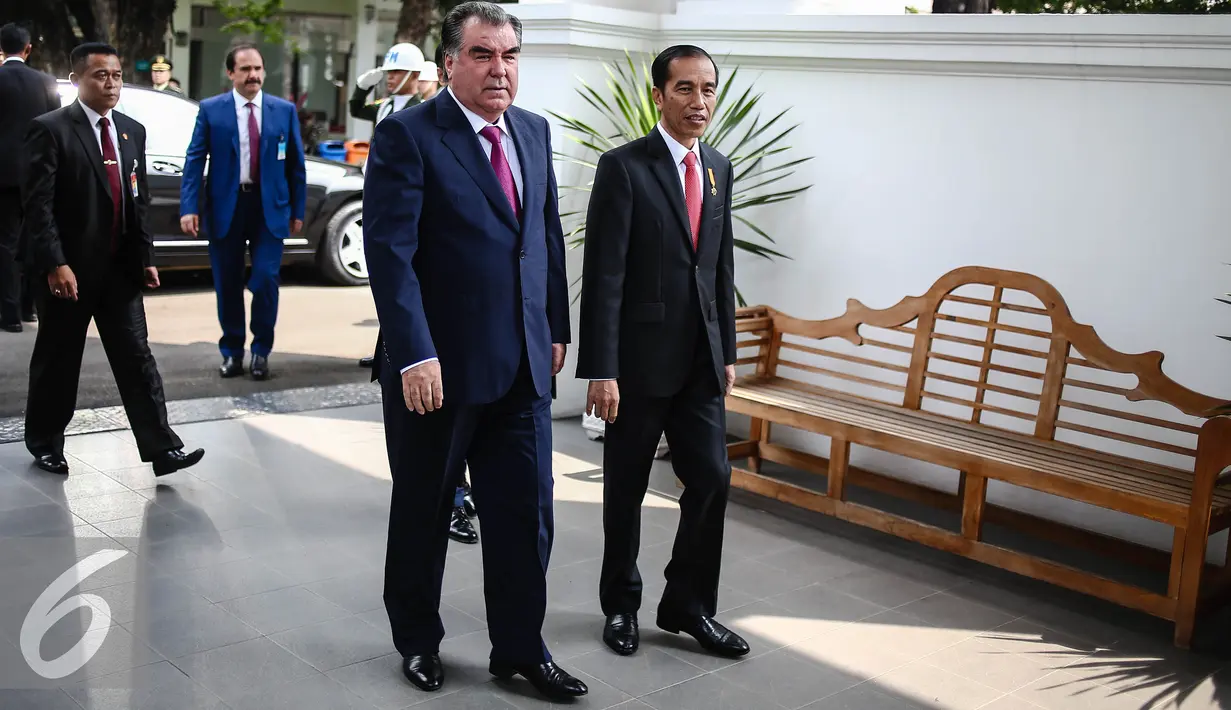 Presiden Jokowi berbincang dengan Presiden Republik Tajikistan, H.E. Mr. Emomali Rahmon (kiri) tiba di Istana Merdeka, Jakarta, Senin (1/8). Pertemuan membahas tentang kerja sama keamanan, pemberantasan narkoba, terorisme. (Liputan6.com/Faizal Fanani)