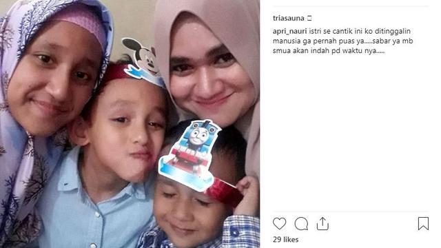 Ria Tatu bersama ketiga anaknya