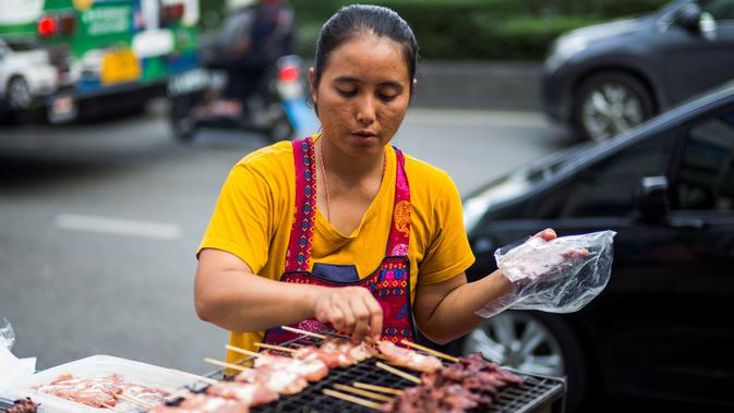 Demo Thailand Jadi Berkah bagi Pedagang  Makanan Kaki  Lima  