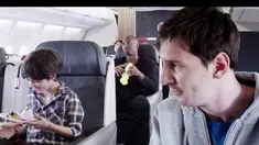 Lionel Messi dan Kobe Bryan saling adu ketangkasan untuk merebut perhatian seorang bocah ketika keduanya melakukan suatu perjalanan di sebuah pesawat.