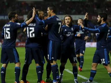Para Pemain Real Madrid merayakan gol Karim Benzema (3kiri) saat melawan Granada pada lanjutan La Liga Spanyol di di Estadio Nuevo Los Carmenes, Senin (8/2/2016) dini hari WIB. (REUTERS/Marcelo del Pozo)